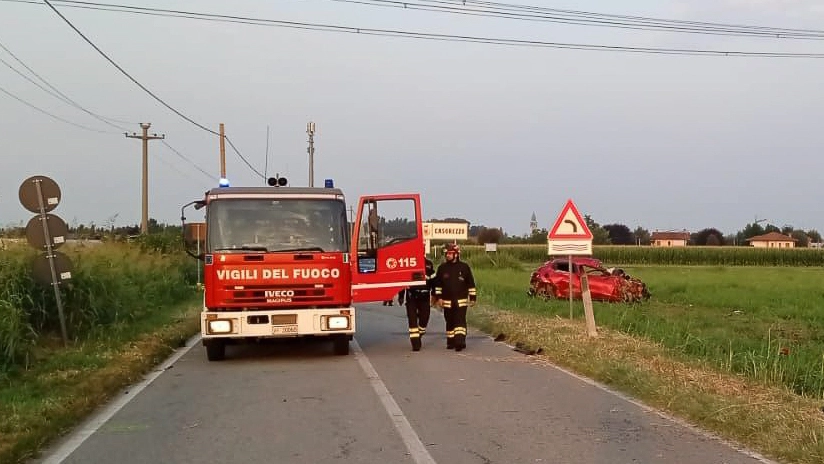 Casorezzo, la corsa dell'auto dopo il ribaltamento si è fermata in un campo a fianco alla strada