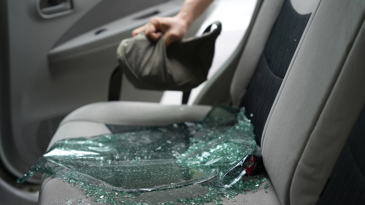 Furto nei veicoli parcheggiati, auto danneggiata (immagine di repertorio)