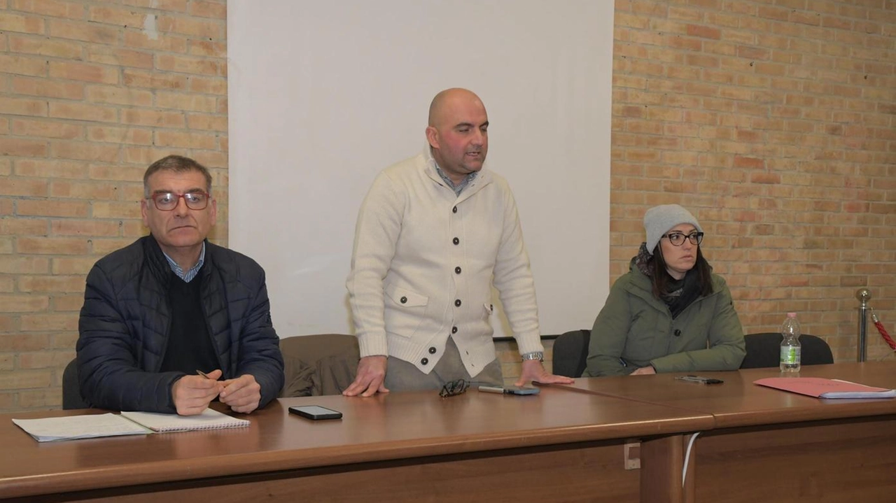 Da sinistra, i sindacalisti Massimo Vidal, Mario Cavaliere e Romina Sanguedolce ieri pomeriggio durante l’assemblea che si è tenuta nella biblioteca di Broni (Torres) Da sinistra, i sindacalisti Massimo Vidal, Mario Cavaliere e Romina Sanguedolce ieri pomeriggio durante l’assemblea che si è tenuta nella biblioteca di Broni (Torres)