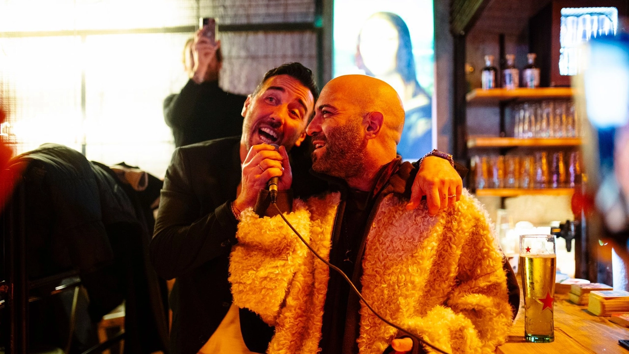 Giuliano Sangiorgi canta con uno dei fondatori del Cantiere Hambirreria Giuliano Sangiorgi canta con uno dei fondatori del Cantiere Hambirreria