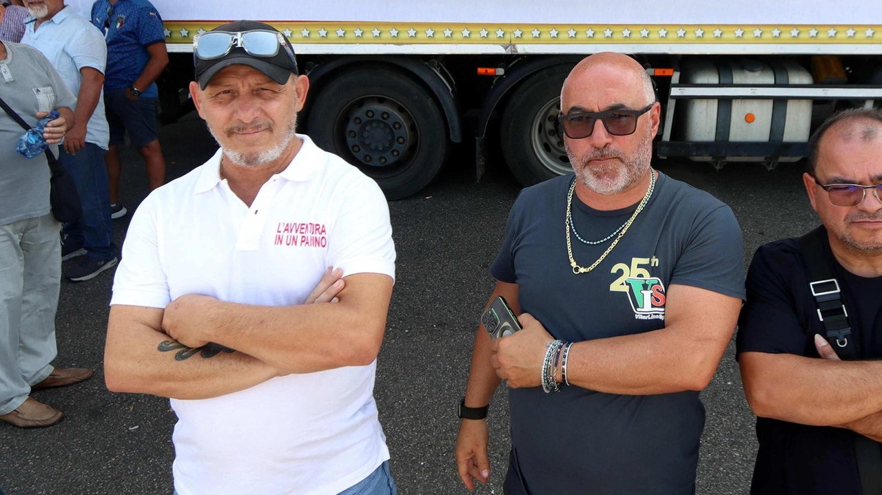Gli ambulanti del Meazza contro Milan e Inter. "Senza di noi non è più San Siro", si legge sugli striscioni... Gli ambulanti del Meazza contro Milan e Inter. "Senza di noi non è più San Siro", si legge sugli striscioni...