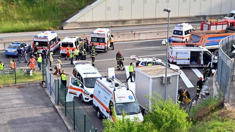 Como, tamponamento fatale tra il pullman e un tir: muore un’insegnante. Coinvolta una primaria di Varese, scolari contusi. Fontana: profondo cordoglio . Como, tamponamento fatale tra il pullman e un tir: muore un’insegnante. Coinvolta una primaria di Varese, scolari contusi. Fontana: profondo cordoglio .