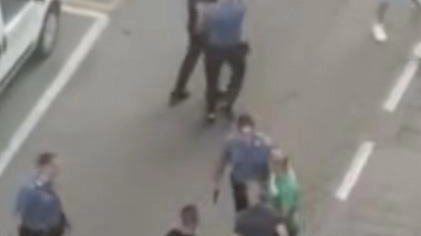 La rissa davanti al bar di viale Lombardia Per cercare di sedare gli animi i carabinieri avevano anche sparato due colpi di pistola in aria La rissa davanti al bar di viale Lombardia Per cercare di sedare gli animi i carabinieri avevano anche sparato due colpi di pistola in aria