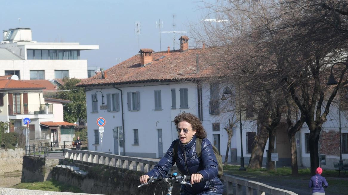 La "ciclovia della Martesana" lungo la pittoresca alzaia del naviglio, uno dei percorsi per le due ruote più amati... La "ciclovia della Martesana" lungo la pittoresca alzaia del naviglio, uno dei percorsi per le due ruote più amati...