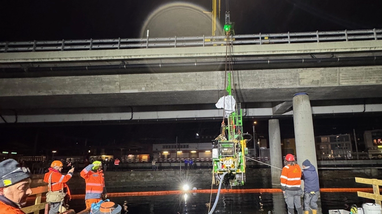 I pompieri impegnati nelle operazioni di ripescaggio I pompieri impegnati nelle operazioni di ripescaggio