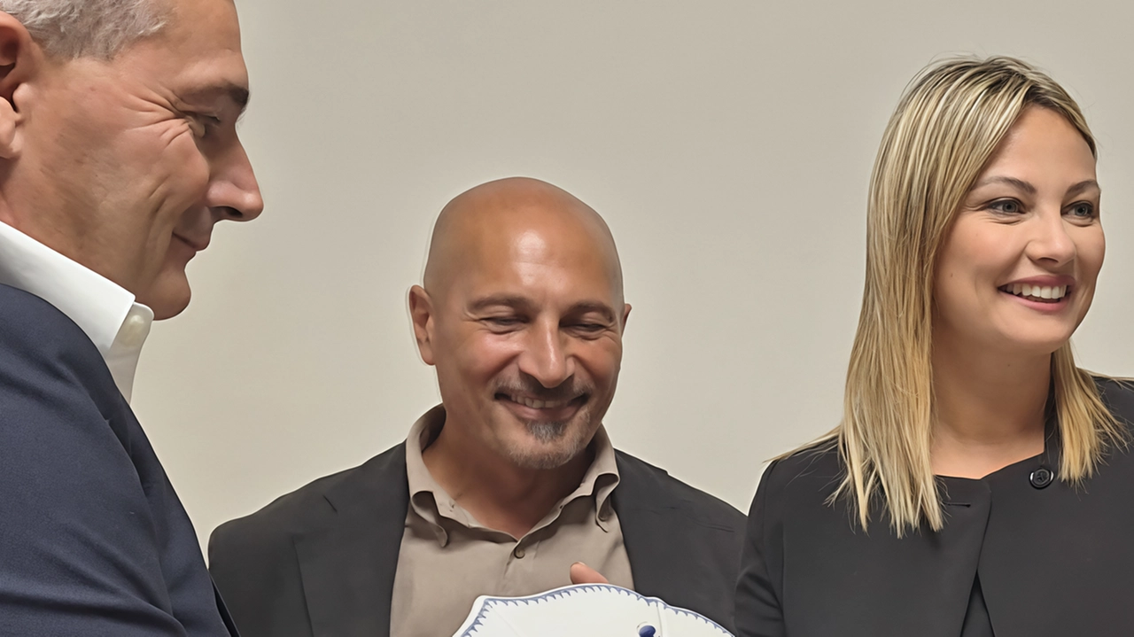 Da sinistra Mauro Sangalli, Claudio Bandini e Simona Tironi che riceve in omaggio un piatto della ceramica Vecchia Lodi Da sinistra Mauro Sangalli, Claudio Bandini e Simona Tironi che riceve in omaggio un piatto della ceramica Vecchia Lodi