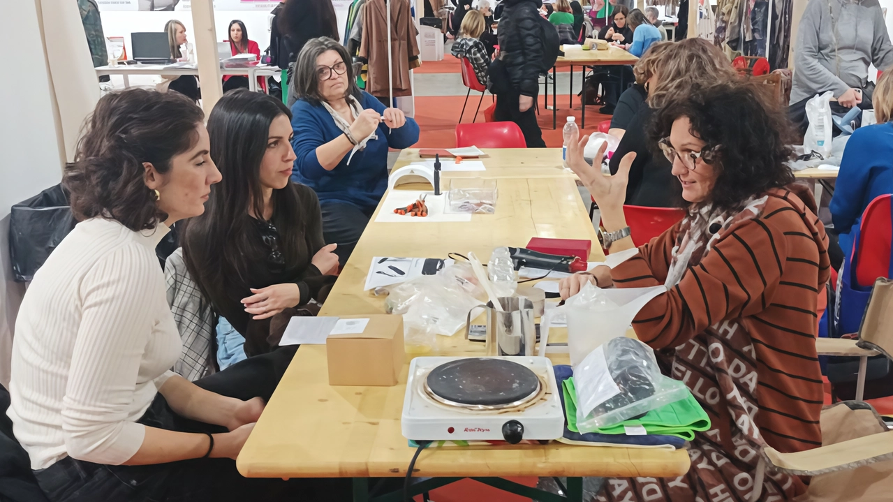 Un momento del laboratorio per imparare a creare candele ecosostenibili Un momento del laboratorio per imparare a creare candele ecosostenibili