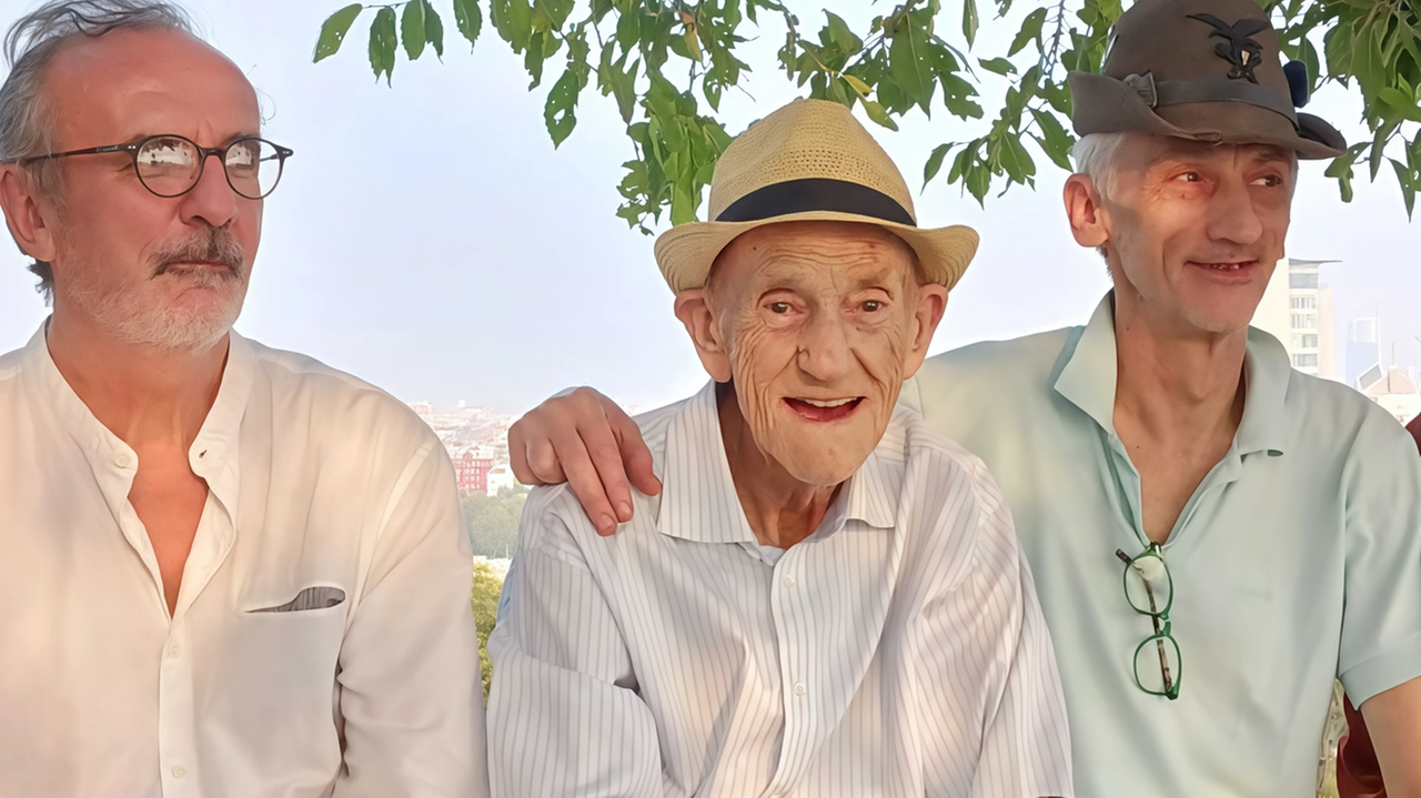 Tullio Barbato (al centro) giornalista scrittore fondatore di Radio Meneghina È morto il 10 ottobre del 2023 a 88 anni Tullio Barbato (al centro) giornalista scrittore fondatore di Radio Meneghina È morto il 10 ottobre del 2023 a 88 anni