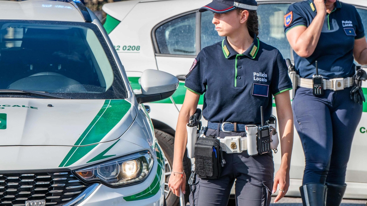 Due agenti della Polizia locale. I ghisa con l’aiuto di un’automobilista hanno salvato una donna dalle violenze del compagno Due agenti della Polizia locale. I ghisa con l’aiuto di un’automobilista hanno salvato una donna dalle violenze del compagno