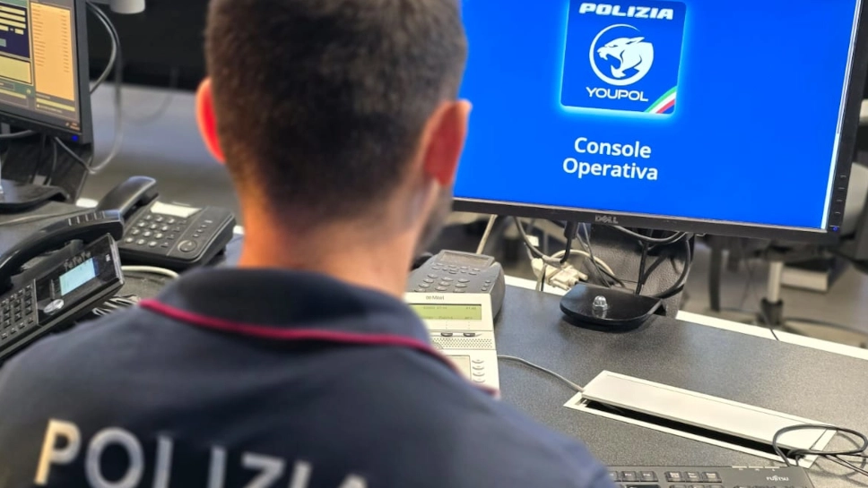 Un agente di Polizia che monitora le segnalazioni tramite YouPol