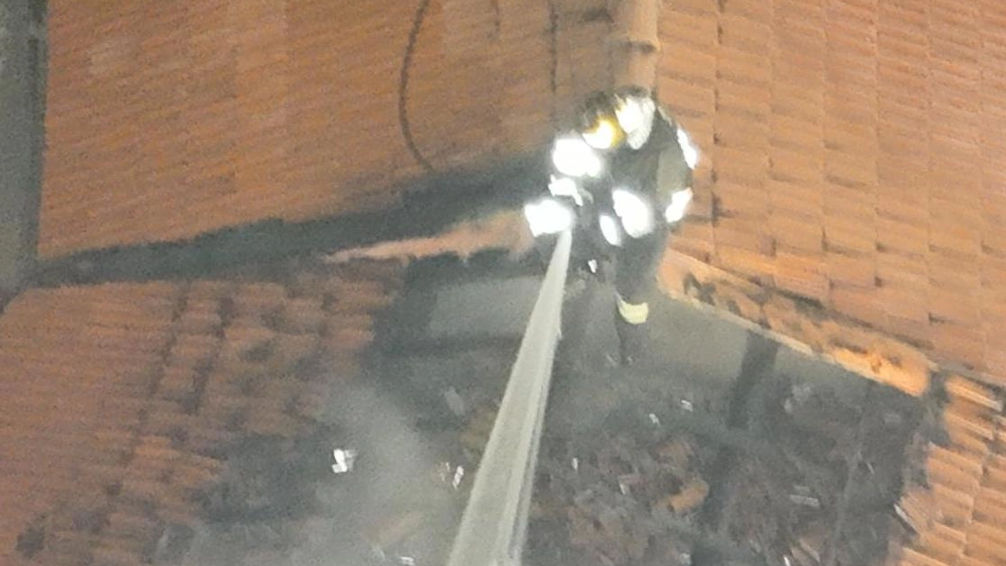 Un violento incendio ha divorato rendendolo inagibile un appartamento di via San Giacomo nel pomeriggio di domenica 15 dicembre....