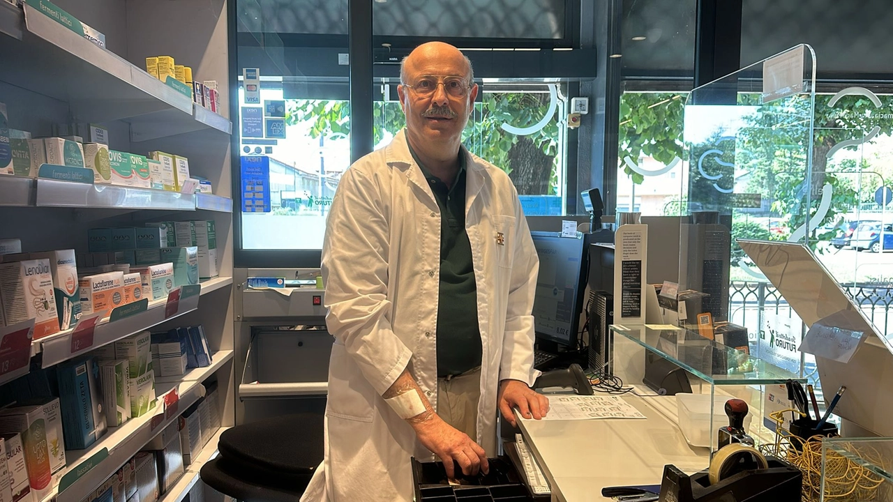 Paolo Vintani nella sua farmacia a Barlassina Paolo Vintani nella sua farmacia a Barlassina