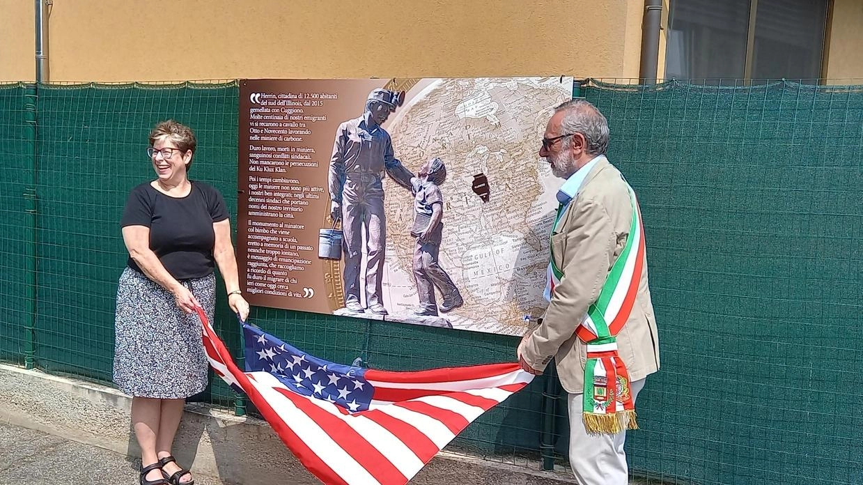 La targa con l’immagine del monumento al minatore per ricordare la terra dove emigrarono gli italiani La targa con l’immagine del monumento al minatore per ricordare la terra dove emigrarono gli italiani