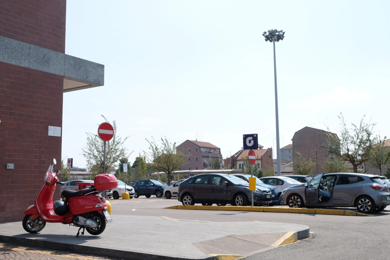 Corsico, Parcheggio Esselunga in via degli Alpini a Buccinasco, dove è morto il ragazzo coinvolto in un incidente in moto