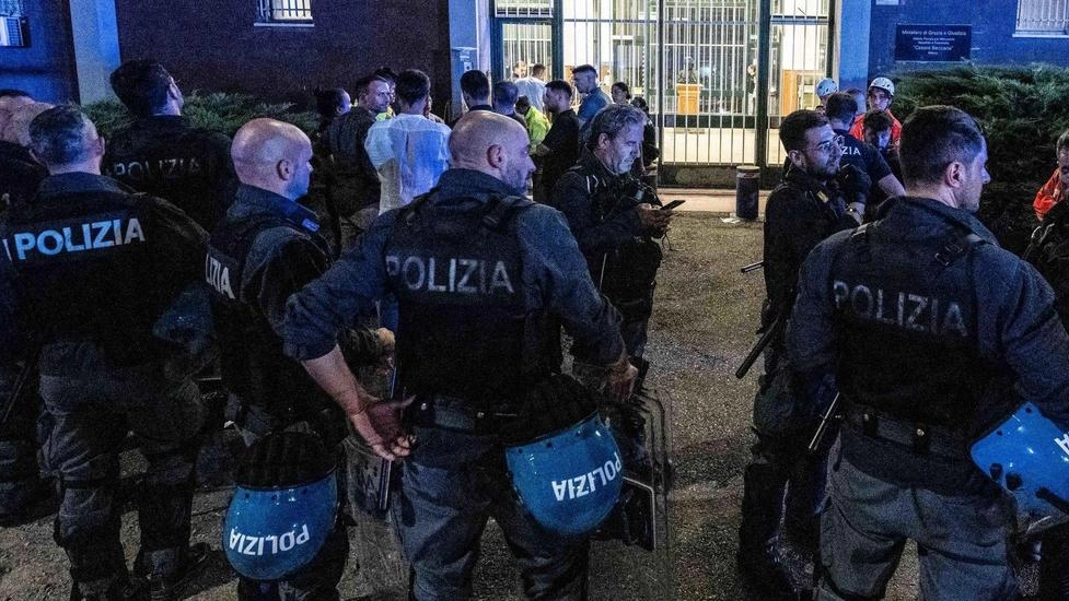 L’ira dei sindacati della Penitenziaria per l’inchiesta sui presunti abusi. Nonostante l’arrivo di 50 nuovi poliziotti e la riduzione dei reclusi. secondo i rappresentanti dei lavoratori l’Ipm va commissariato.