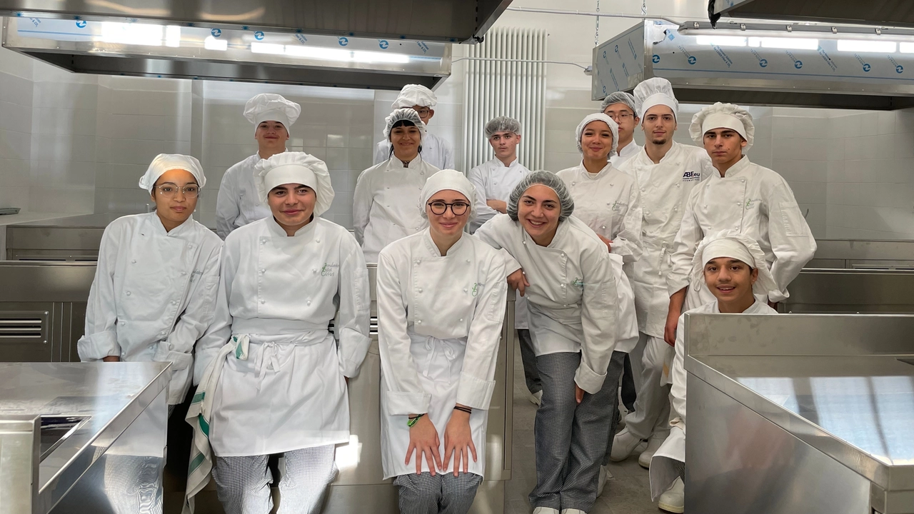I ragazzi del Clerici nella nuova cucina ultra moderna I ragazzi del Clerici nella nuova cucina ultra moderna