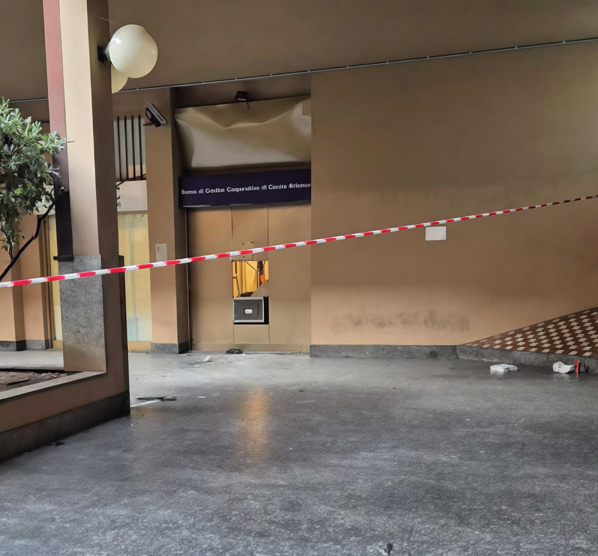 Fanno saltare il bancomat e scappano col bottino