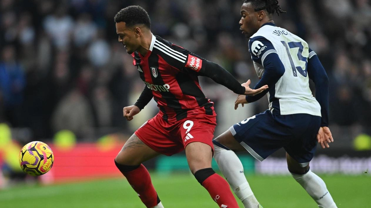 Muniz (a sinistra) mentre lotta in maglia Fulham contro Udogie del Tottenham Muniz (a sinistra) mentre lotta in maglia Fulham contro Udogie del Tottenham