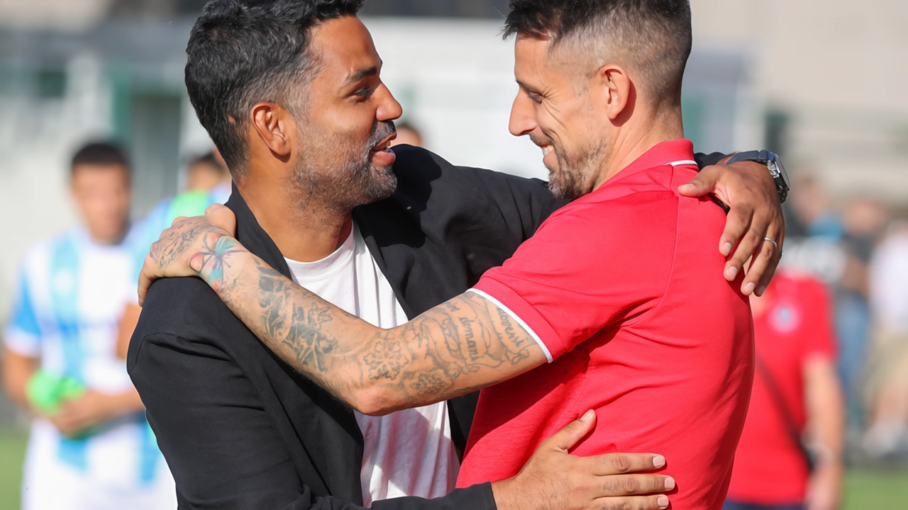 L’abbraccio tra i tecnici Vinicio Espinal (Pro Patria) e Leandro Greco (Giana) L’abbraccio tra i tecnici Vinicio Espinal (Pro Patria) e Leandro Greco (Giana)