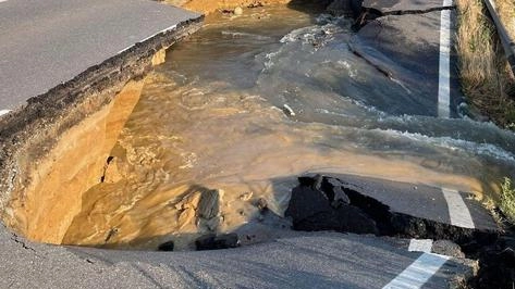 La provinciale 412 della Val Tidone era stata asfaltata di recente Sabato ha ceduto un tratto lungo venticinque metri e largo otto La provinciale 412 della Val Tidone era stata asfaltata di recente Sabato ha ceduto un tratto lungo venticinque metri e largo otto