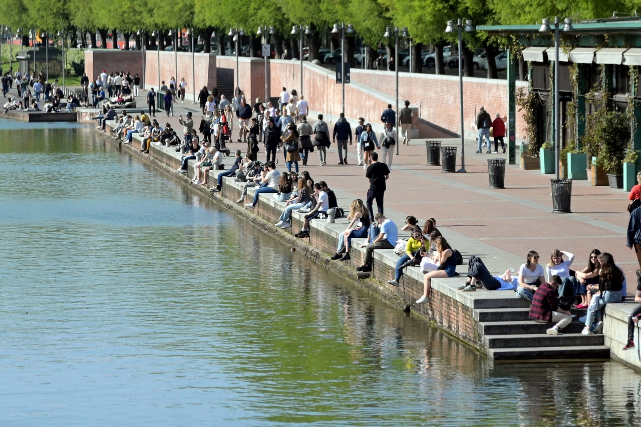 In Darsena a Milano a cercare un po' di riparo dal caldo