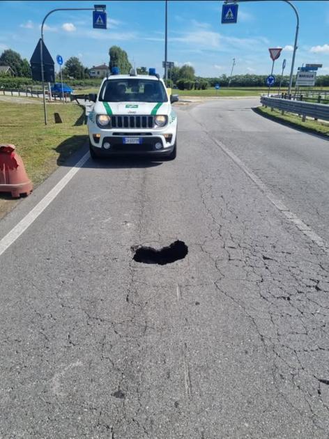 Si apre una voragine sulla Provinciale 203: strada chiusa fino a lunedì 8 settembre Si apre una voragine sulla Provinciale 203: strada chiusa fino a lunedì 8 settembre