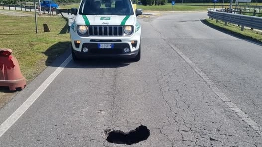 La voragine che si è aperta sulla strada provinciale 203 La voragine che si è aperta sulla strada provinciale 203