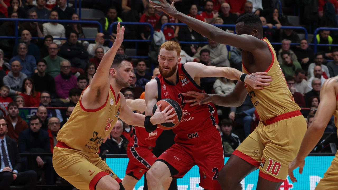 Olimpia Milano, terzo ko di fila in Eurolega: l’Olympiacos vince al Forum ancora di 1 punto