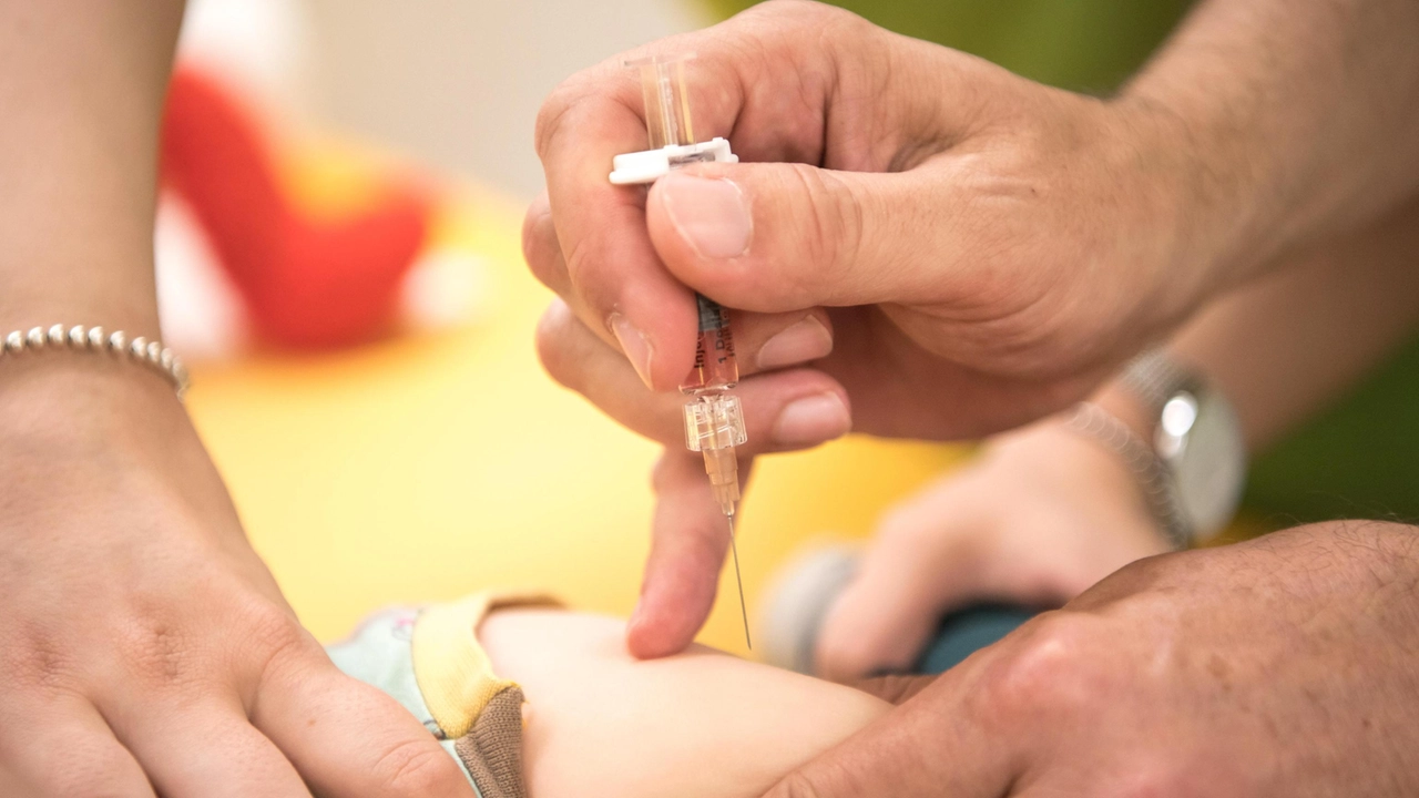 La vaccinazione di un bambino La vaccinazione di un bambino