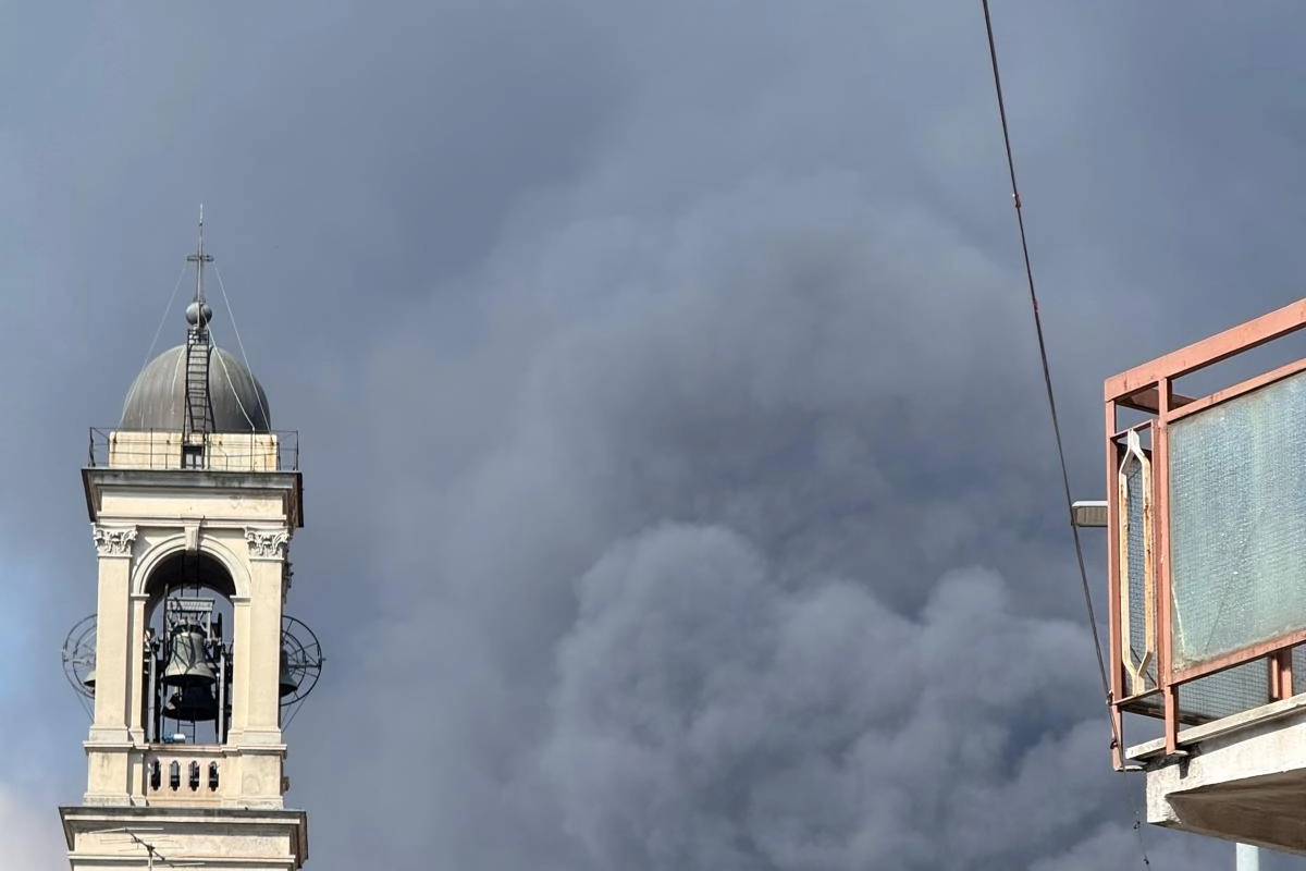 Il campanile di lainate avvolto dalla coltre di fumo nero