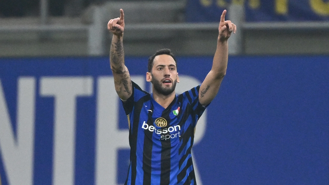 Hakan Calhanoglu (Inter) esultanza dopo il gol dell'1 a 1 Hakan Calhanoglu (Inter) esultanza dopo il gol dell'1 a 1