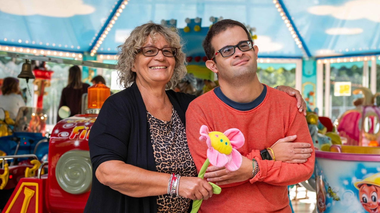 Cinzia Rampazzo insieme al figlio Andrea davanti alla loro giostra immersa nel parco di via Livigno Cinzia Rampazzo insieme al figlio Andrea davanti alla loro giostra immersa nel parco di via Livigno
