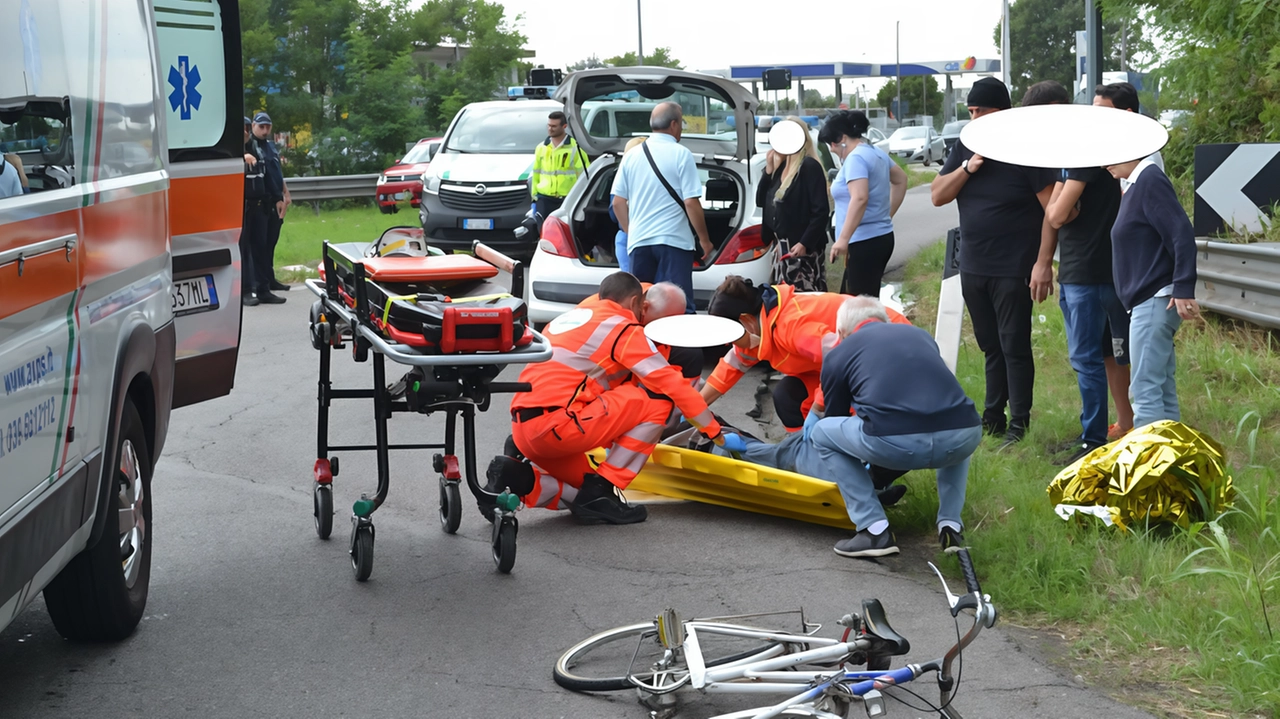 Un ciclista di 80 anni è stato gravemente ferito da un'auto che ha bruciato una rotonda a Bellusco. L'incidente è il secondo grave incidente sulla stessa strada in pochi giorni, con un motociclista che ha perso la vita. La polizia sta indagando sui due incidenti. Un ciclista di 80 anni è stato gravemente ferito da un'auto che ha bruciato una rotonda a Bellusco. L'incidente è il secondo grave incidente sulla stessa strada in pochi giorni, con un motociclista che ha perso la vita. La polizia sta indagando sui due incidenti.