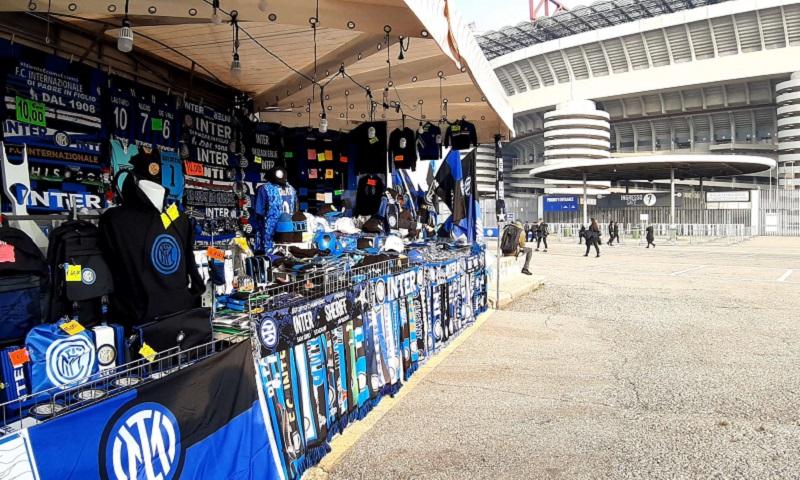 San Siro, accordo tra M I Stadio e ambulanti: meno posti, ma sì al merchandising San Siro, accordo tra M I Stadio e ambulanti: meno posti, ma sì al merchandising