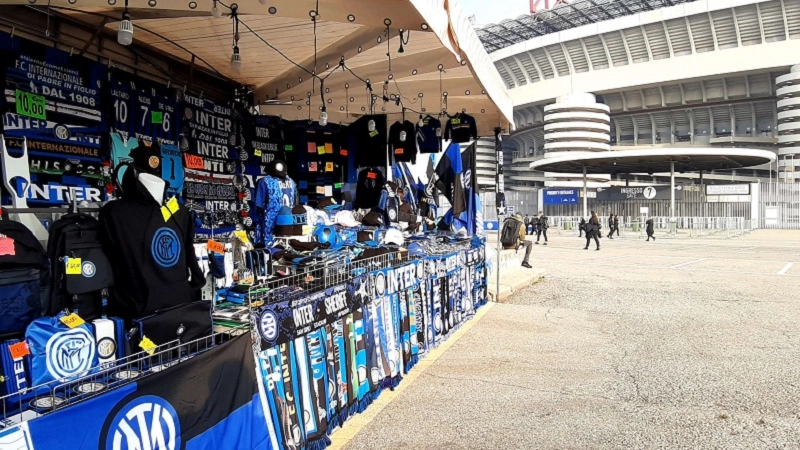 Una bancarella di magliette e sciarpe di fianco a San Siro: gli ambulanti potranno continuare a venderle Una bancarella di magliette e sciarpe di fianco a San Siro: gli ambulanti potranno continuare a venderle