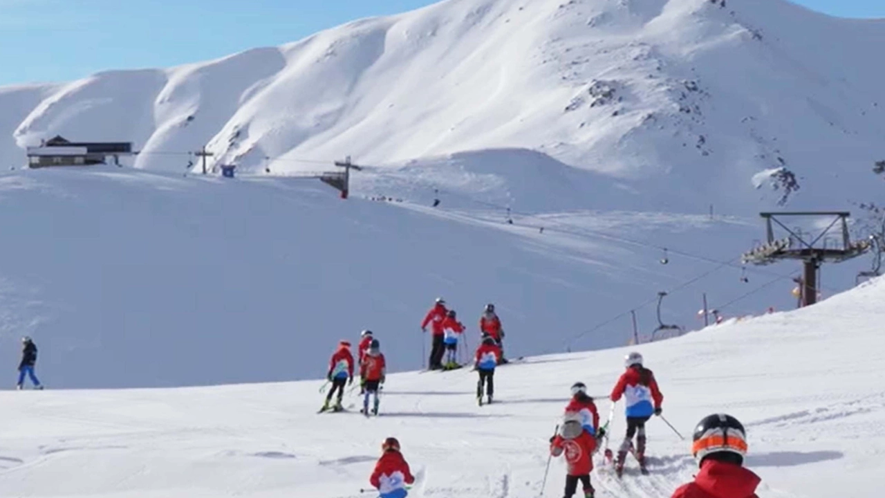 L’abbassamento delle temperature sta aiutando gli impiantisti nell’innevamento delle piste L’abbassamento delle temperature sta aiutando gli impiantisti nell’innevamento delle piste