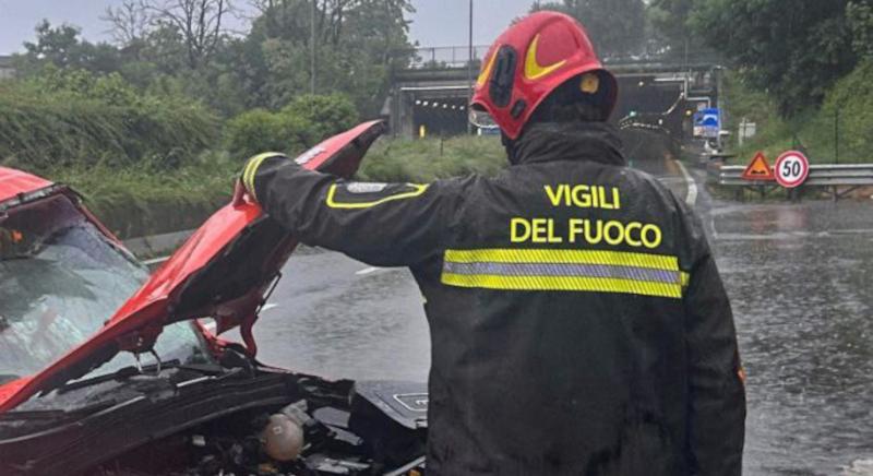 Colico, aquaplaning in Statale 36: auto cappotta più volte. Feriti il papà e il figlio Colico, aquaplaning in Statale 36: auto cappotta più volte. Feriti il papà e il figlio