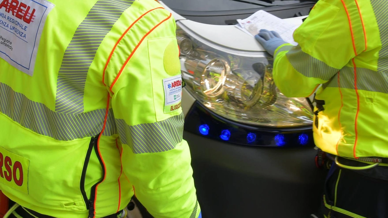 Ragazzino di 12 anni investito a Vigevano, ferito ma non in pericolo di vita. Incidente in viale Commercio, automobilista coinvolto ha lanciato l'allarme. Indagini in corso. Ragazzino di 12 anni investito a Vigevano, ferito ma non in pericolo di vita. Incidente in viale Commercio, automobilista coinvolto ha lanciato l'allarme. Indagini in corso.
