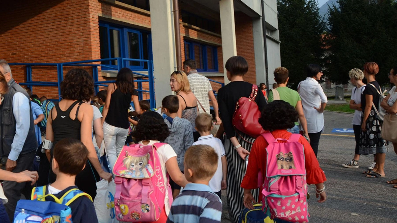 Le medie di Casatenovo sono inagibili dopo il crollo del tetto. Già previsto il trasloco in altre sedi, ma non ancora il giorno:. al momento ci sono i bimbi della primaria chiusa per accertamenti. Le medie di Casatenovo sono inagibili dopo il crollo del tetto. Già previsto il trasloco in altre sedi, ma non ancora il giorno:. al momento ci sono i bimbi della primaria chiusa per accertamenti.