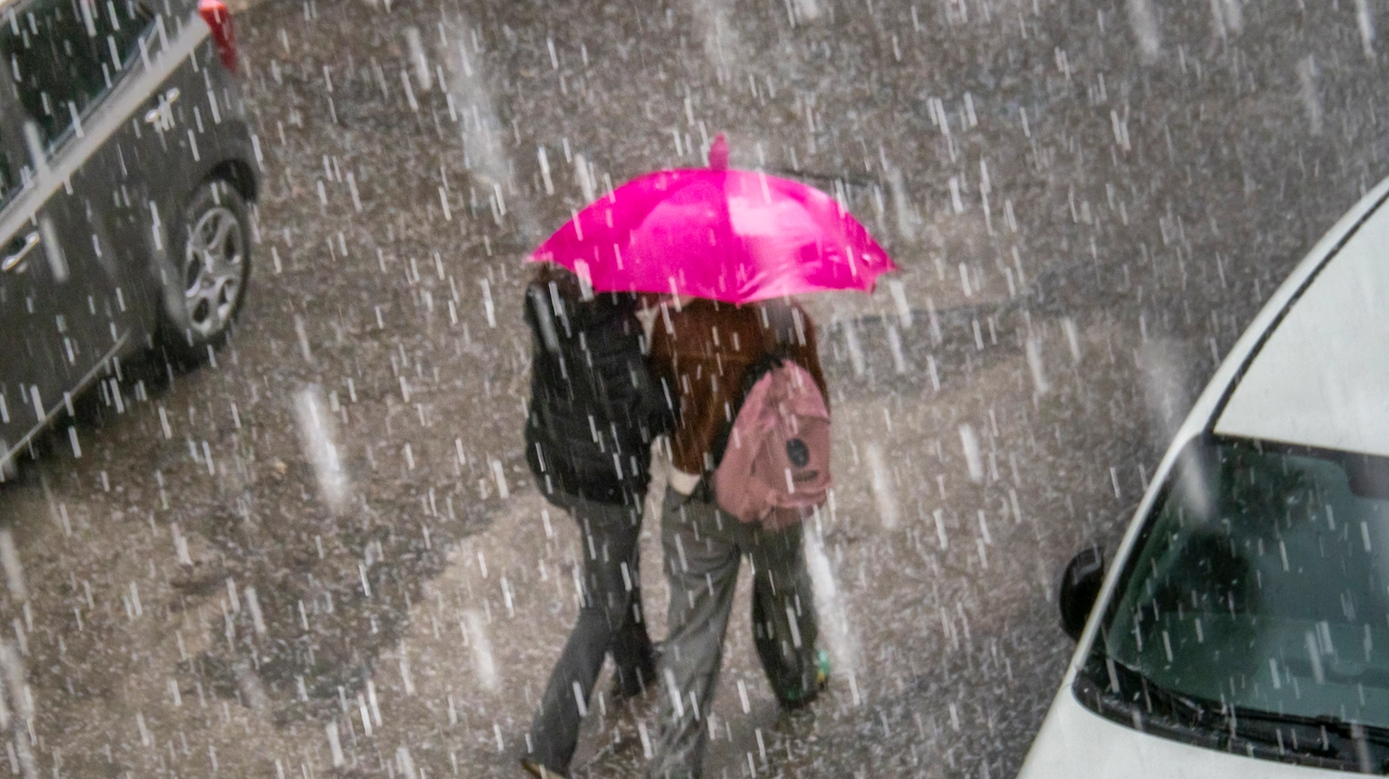 Forti temporali e rischio grandine: allerta meteo in Lombardia. Ecco dove e quando: la mappa
