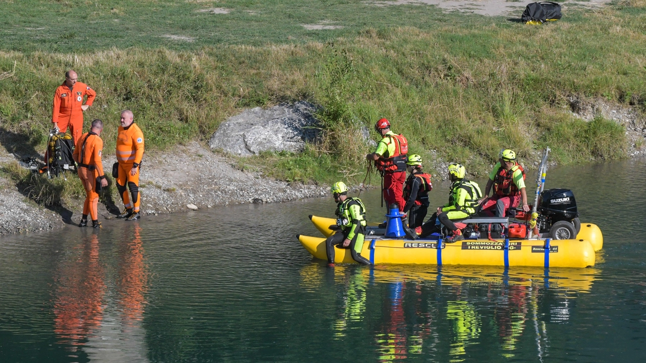 Vigili del fuoco e sommozzatori impegnati nelle ricerche nel fiume Adda (archivio)