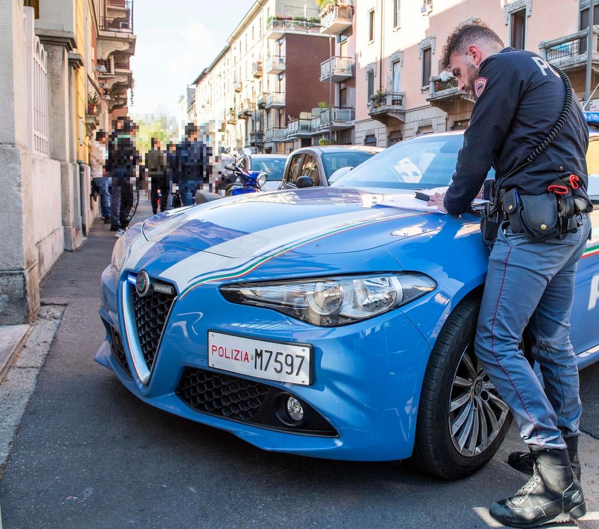 Mattina di sangue in via Paolo Sarpi: uomo accoltellato in strada, è grave