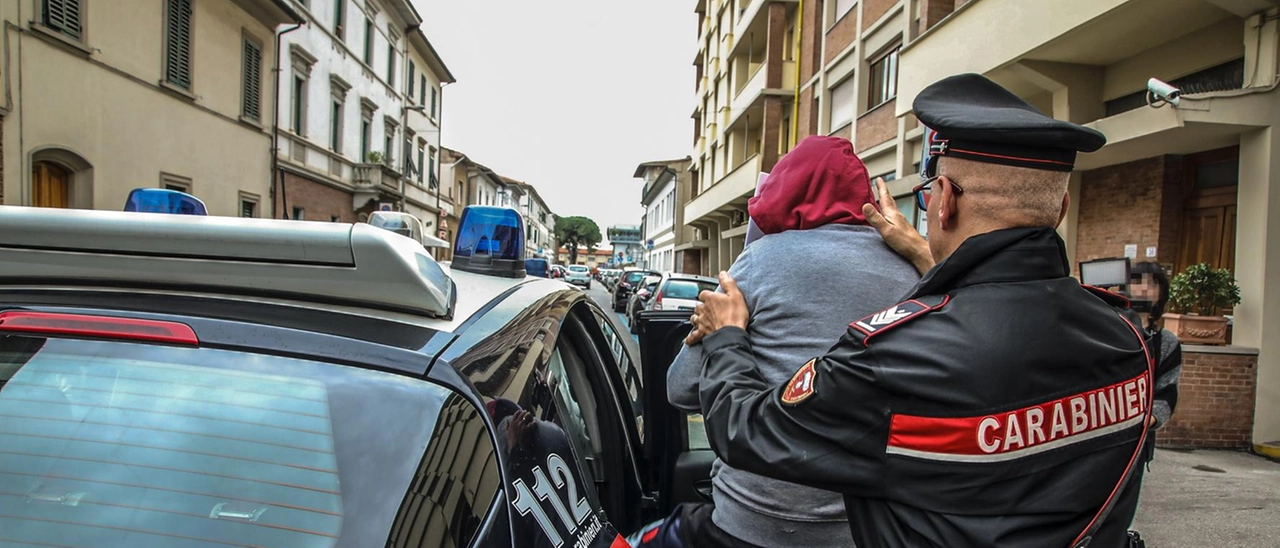 Rapina violenta alla stazione di Mortara, ruba uno smartphone e poi spacca una bottiglia sul volto della vittima