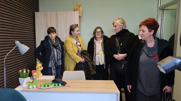 L’inaugurazione alla presenza delle autorità cittadine e delle forze dell’ordine In prima fila c’era la mamma della giovane uccisa L’inaugurazione alla presenza delle autorità cittadine e delle forze dell’ordine In prima fila c’era la mamma della giovane uccisa