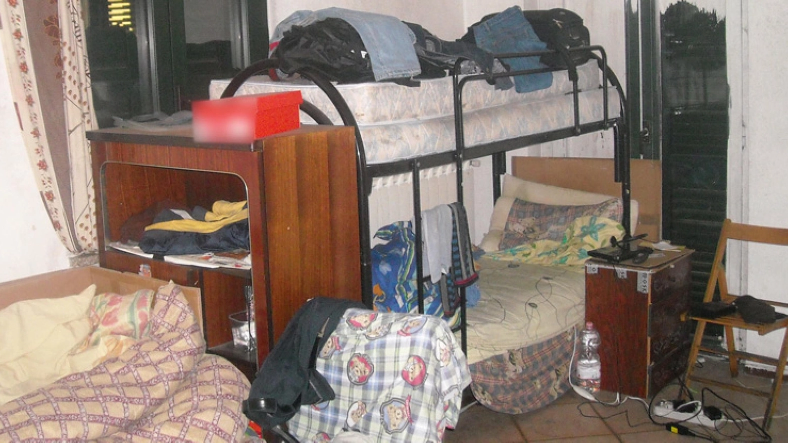 Uno dei dormitori in cui vivevano i lavoratori cinesi sfruttati e sottopagati