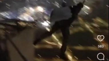 Su Instagram il video di un giovane che si è lanciato dal grattacielo del Pirellino per avere visibilità. Tra i precedenti, “train surfing“ aggrappati al metrò, passeggiate sul Duomo e in cima all’Arco della Pace .