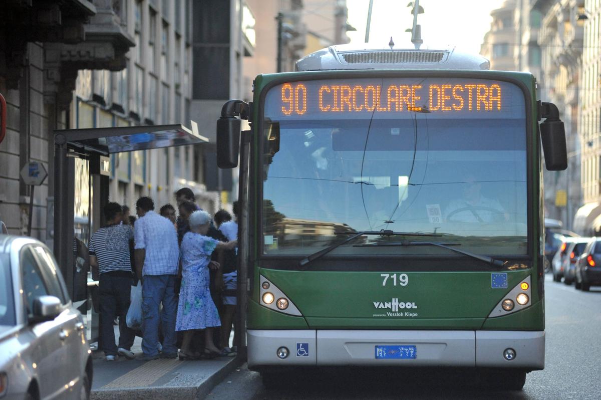 milano molesta una donna sulla 90 poi scende e scappa passeggera coraggiosa lo segue e lo fa fermare