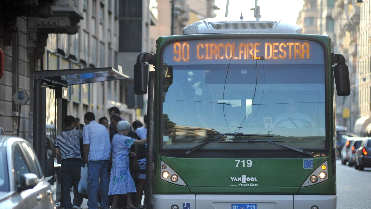 L’aggressione è avvenuta a bordo del filobus 90 (foto di archivio) L’aggressione è avvenuta a bordo del filobus 90 (foto di archivio)