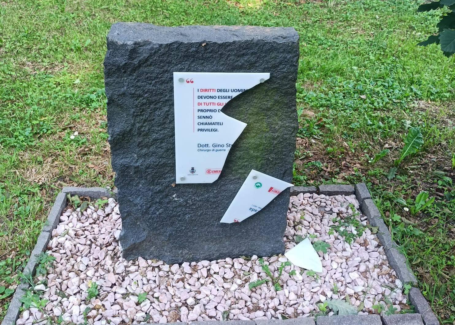 Vandalizzata la stele dedicata a Gino Strada Vandalizzata la stele dedicata a Gino Strada
