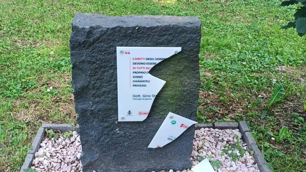 Sulla targa c’era la frase del fondatore di Emergency: «I diritti degli uomini devono essere di tutti gli uomini, proprio di tutti, sennò chiamateli privilegi» Sulla targa c’era la frase del fondatore di Emergency: «I diritti degli uomini devono essere di tutti gli uomini, proprio di tutti, sennò chiamateli privilegi»